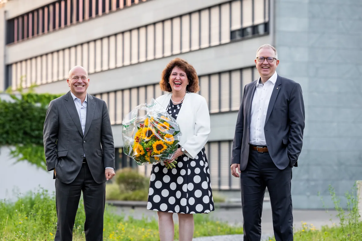 Cornelia Schwarz mit Roger Gallati (links) und Patrick Schärli nach ihrer Wahl zur Präsidentin des Gemeinderats.